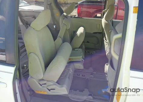 2011 Toyota Sienna Le V6 z USA, uszkodzony, nr VIN 5TDKK3DCXBS113365